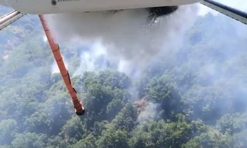 МВР: Хеликоптерите фрлија над 110 тони вода врз пожарите во Старо Нагоричане и светиниколско