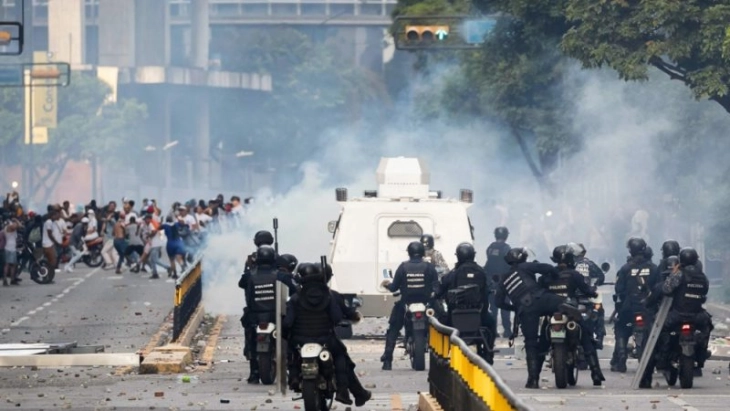НВО: Бројот на цивилни жртви од протестите против Мадуро во Венецуела се искачи на 11