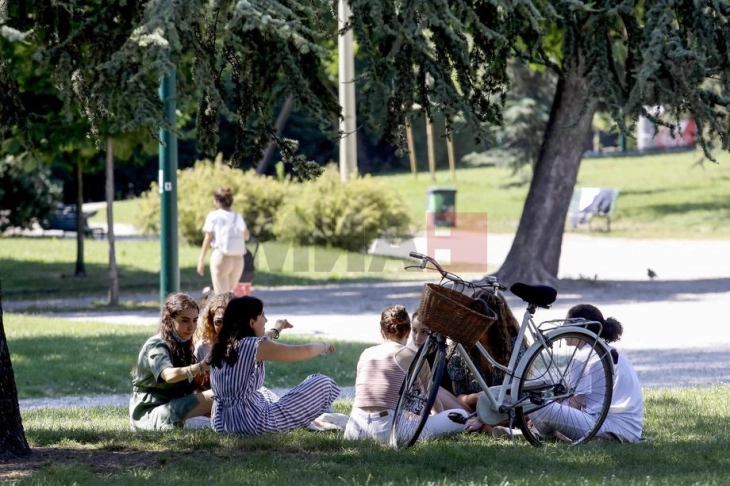 Moti sot me diell dhe i ngrohtë deri në 38 gradë