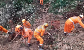 Në rrëshqitjet e dheut në Indi deri tani kanë humbur jetën mbi 150 persona