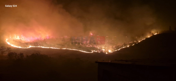 Zjarrfikës të lënduar kanë thyer xhamin e përparmë për të dalë nga automjeti, derisa zjarri shkonte drejt tyre