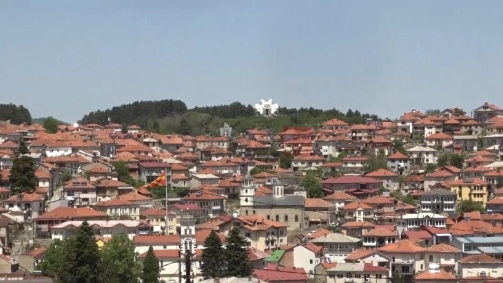 Për manifestimin në Krushevë më 1 dhe 2 gusht të përdoren akset rrugore Prilep-Manastir nëpër rrugën rajonale P1305 deri te rrethrrotullimi Sladuevë,  për shkak të sanimit të rrugës rajonale Р-1306