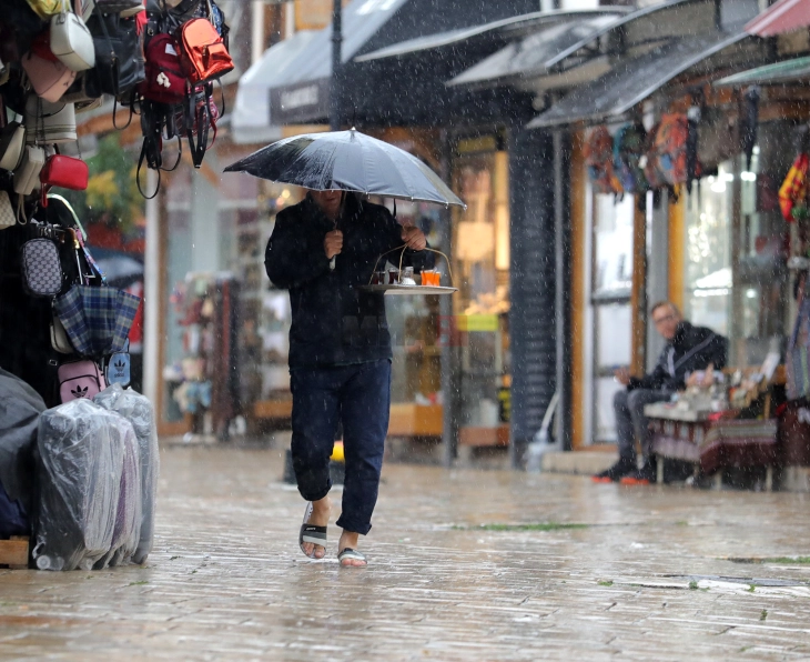 Gjatë festës mot me diell dhe shumë i nxehtë, deri në 40 gradë, pasdite paqëndrueshmëri e shkurtër