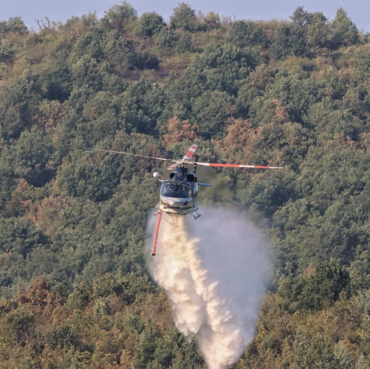 Полициските хеликоптери фрлија над 140 тони вода врз пожарите во Старо Нагоричане и во Светиниколско