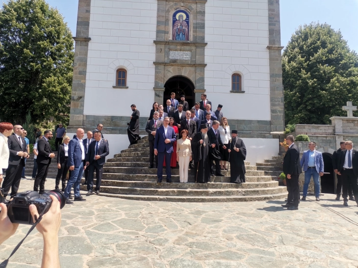 Takim i presidentes Siljanovska Davkova me presidentin e Serbisë, Vuçiq në manastirin 