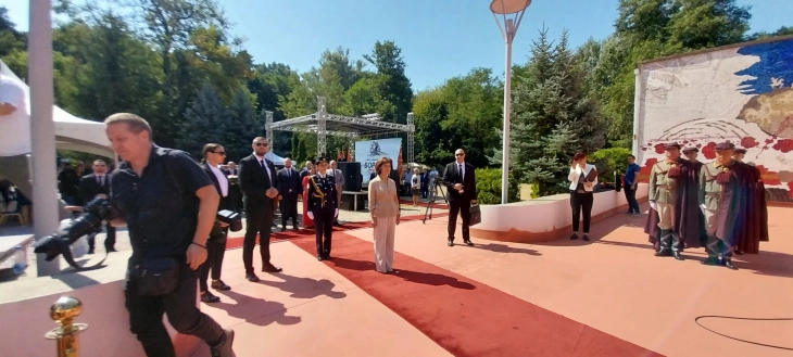 Обраќање на претседателката Гордана Сиљановска Давкова пред Меморијалниот Центар АСНОМ Пелинце (во живо)