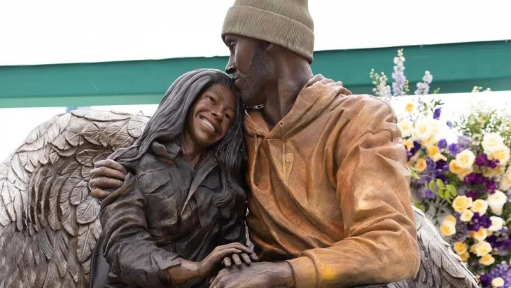 Откриена втора статуа на Коби Брајант и неговата ќерка