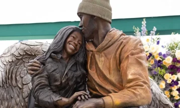 Откриена втора статуа на Коби Брајант и неговата ќерка