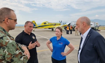 QMK: Ambasadori evropian Gir dhe Angellov sot në mëngjes ishtin te pilotët dhe direkt në pistë u njohën me aktivitetet për shuarjen e zjarrit