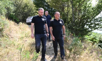 Тошковски и Ангелов извршија увид на состојбата на терен на пожарот во атарот на с. Зеленград, пробиштипско