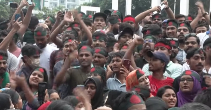 Најмалку седум демонстранти загинаа во протестите во Бангладеш на кои се бара оставка од премиерката Шеик Хасана