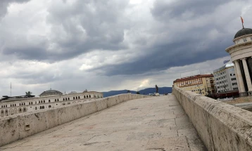 Deri nga fundi i ditës mot me diell dhe vranësira mesatare, në pjesët perëndimore dhe jugperëndimore paraqitje lokale të të reshurave të shiut