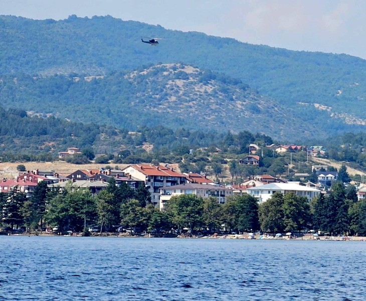 Një helikopter policor ka hedhur mbi 43 tonë ujë mbi zjarrin në Kosel