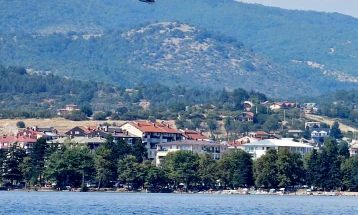 Një helikopter policor ka hedhur mbi 43 tonë ujë mbi zjarrin në Kosel