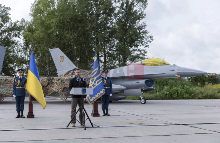 Зеленски: Украинските пилоти почнаа да управуваат со Ф-16