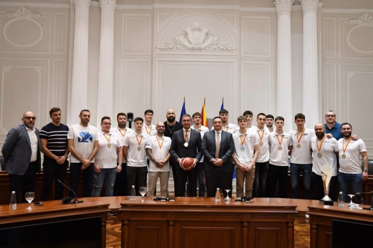 Македонските кошаркари на прием во Владата, честитки за златниот медал од Мицкоски и Ристовски