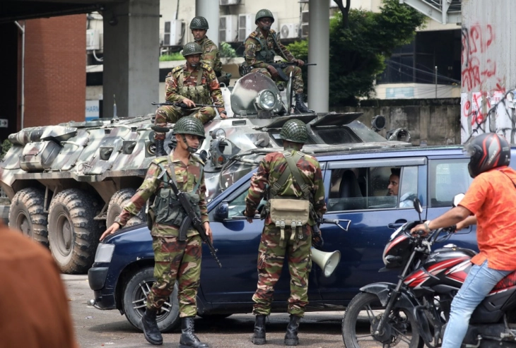 Shefi i ushtrisë së Bangladeshit paralajmëroi qeveri të përkohshme pas dorëheqjes dhe arratisë së kryeministres Hasinta në Indi