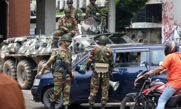 Shefi i ushtrisë së Bangladeshit paralajmëroi qeveri të përkohshme pas dorëheqjes dhe arratisë së kryeministres Hasinta në Indi