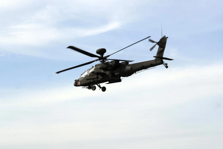 Полска потпиша договор за набавка на воени хеликоптери АХ-64Е Апачи