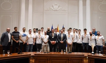 Basketbollistët e Maqedonisë në pritje në Qeveri, urime për medaljen e artë nga Mickoski dhe Ristovski