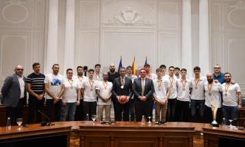 Mickoski:  Çmim prej tre milionë denarë për basketbollistët që fituan medalje ari në Kampionatin Evropian