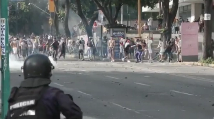 Gjatë protestave në Venezuelë deri tani jetën e kanë humbur 24 persona, kumtuan aktivistë për të drejtat e njeriut