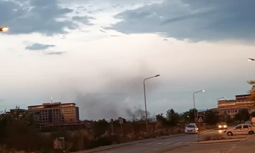 Гори на Вардариште во Скопје, интервенираат неколку пожарникарски возила