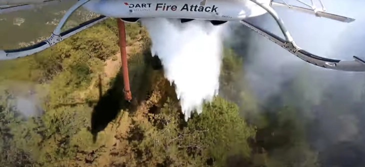 Helikopteri policor hodhi mbi 25 tonë ujë mbi zjarrin në rajonin e Jasenit