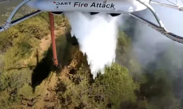 Helikopteri policor hodhi mbi 25 tonë ujë mbi zjarrin në rajonin e Jasenit