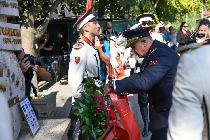 Делегацијата од Министерството за одбрана и Генералштабот на АРМ положија цвеќе пред спомен-обележјата на загинатите бранители кај месноста Љуботенски бачила