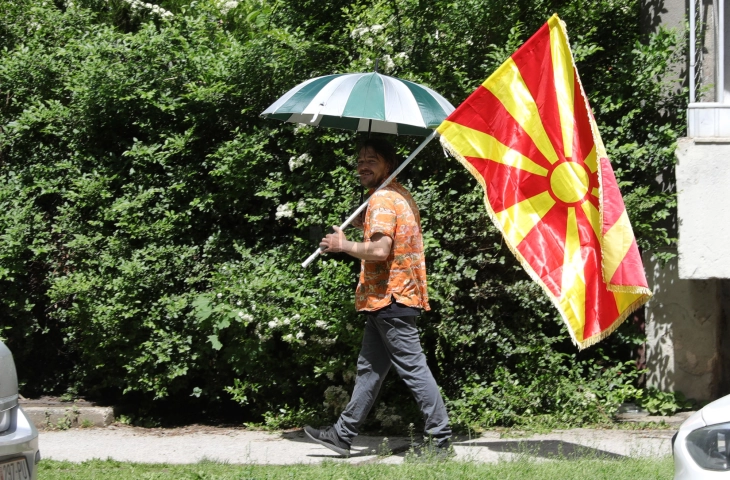 Deri të enjten mot me diell dhe shumë i nxehtë, më pas reshje të shiut, bubullima dhe rënie të temperaturave