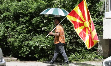 Deri të enjten mot me diell dhe shumë i nxehtë, më pas reshje të shiut, bubullima dhe rënie të temperaturave