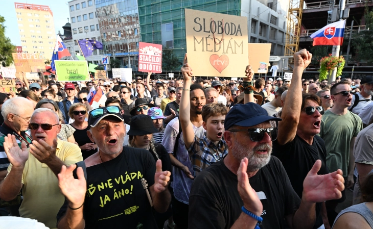 Протести во Братислава бидејќи националистичката министерка ги смени клучните фигури на словачката култура