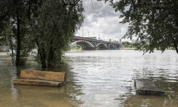 Патиштата во Варшава поплавени по синоќешното невреме, сообраќајот парализиран