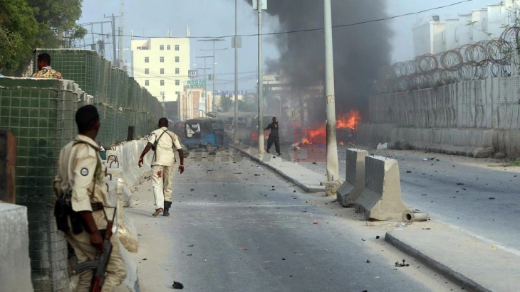 Dhjetë viktima në sulmin me bombë në Mogadishu