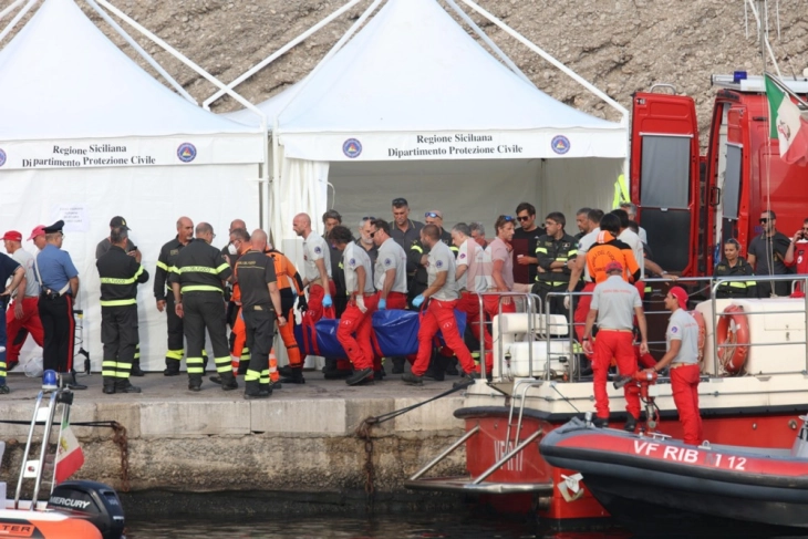 Пет тела пронајдени во потоната луксузна јахта на брегот на Сицилија