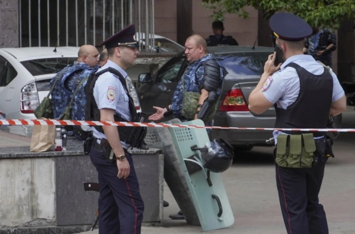 Të burgosur të rebeluar, anëtarë të SHI-së, vranë tre gardianë në një burg rus, ndërkaq kërcënojnë edhe me vrasje të tjera nëse nuk marrin helikopter dhe para