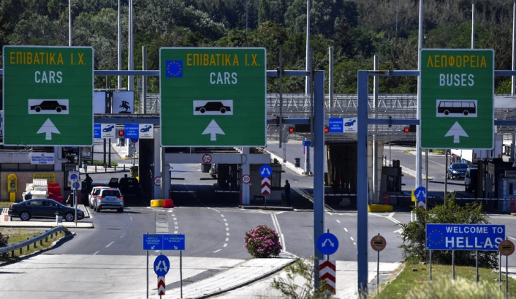 Greek farmers block Evzoni border crossing