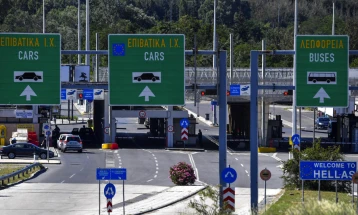 Greek farmers block Evzoni border crossing