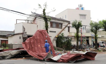 Tajfuni Shanshan e goditi Japoninë lindore, të paktën gjashtë persona e kanë humbur jetën dhe qindra janë lënduar