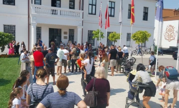 Немањето негователи во струшката градинка ги извади родитлеите на протест, градоначалникот вината ја префрли во ресорното министерство