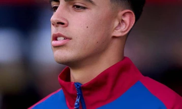 Barcelona teenager Bernal set for year out after knee surgery