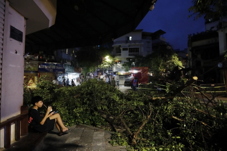 Të paktën 143 persona kanë humbur jetën, ndërsa 58 rezultojnë të zhdukur pasi tajfuni Jagi goditi Vietnamin