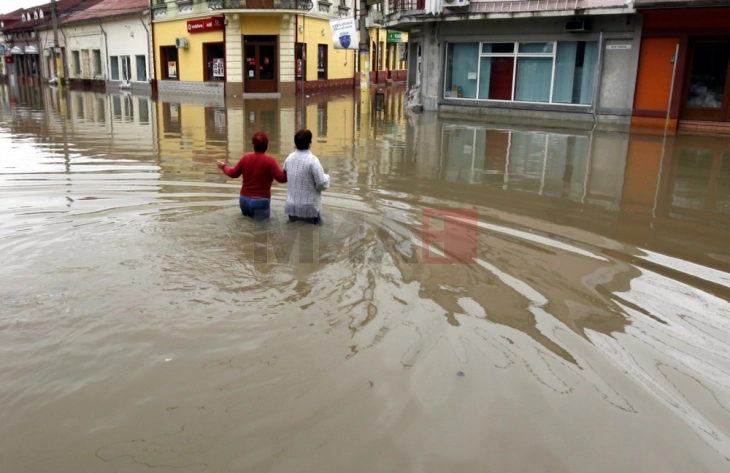 Pesë persona humbën jetën dhe dhjetëra janë bllokuar pas stuhisë në Rumani