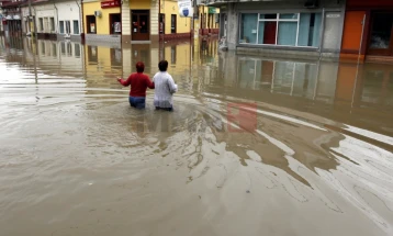 Pesë persona humbën jetën dhe dhjetëra janë bllokuar pas stuhisë në Rumani