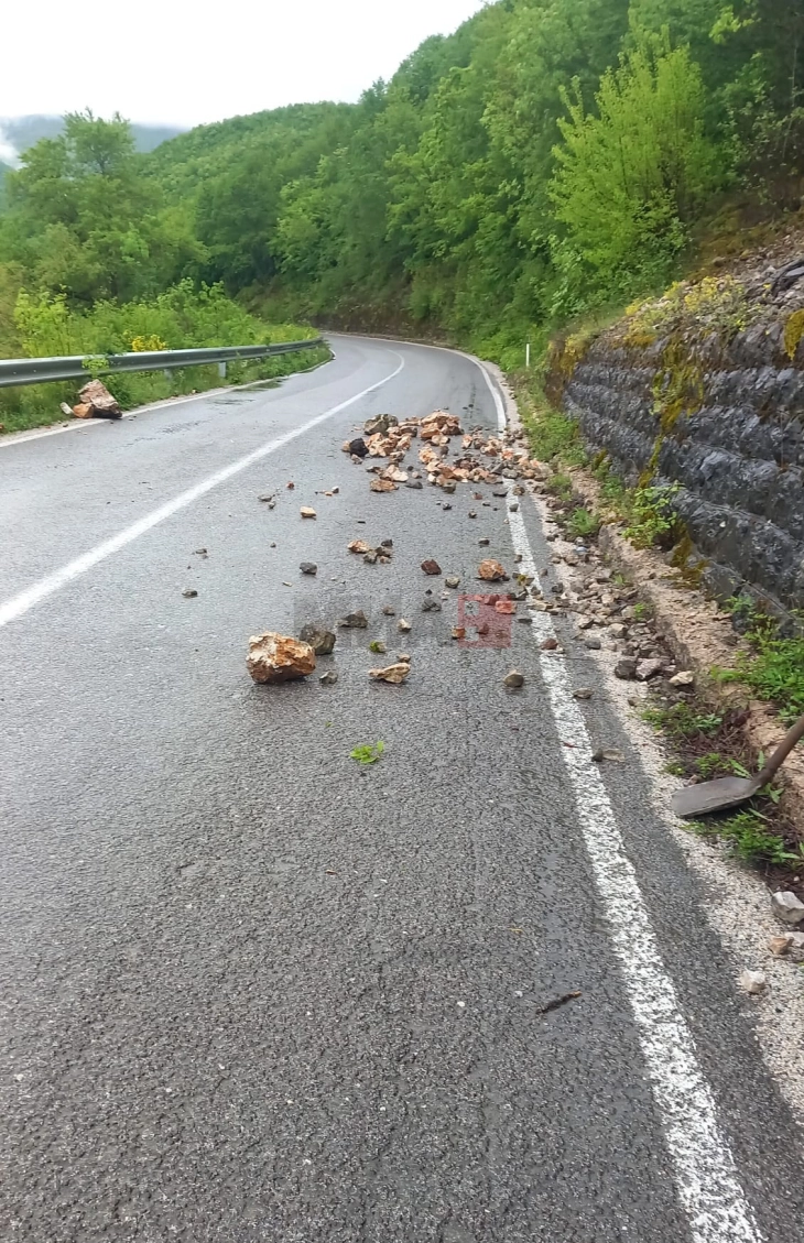 Поради влажни коловози и помали одрони се препорачува  внимателно возење во дебарскиот регион