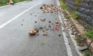 Поради влажни коловози и помали одрони се препорачува  внимателно возење во дебарскиот регион