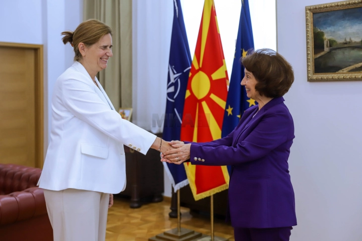 Presidentja Siljanovska Davkova priti ambasadorin grek Filipidu