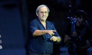 Platini propozoi të ulet numri i lojtarëve në fushë në ndeshjet e futbollit