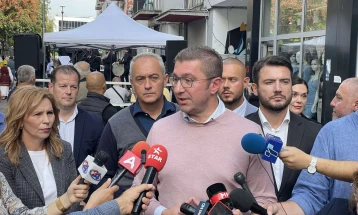 Mickoski: Anëtare e BE-së duhet të bëhemi në bazë të merit sistemit, dhe jo me lëshime të tjera të identitetit